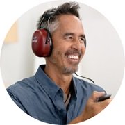 Osoba w słuchawkach ochronnych podczas testu słuchu.