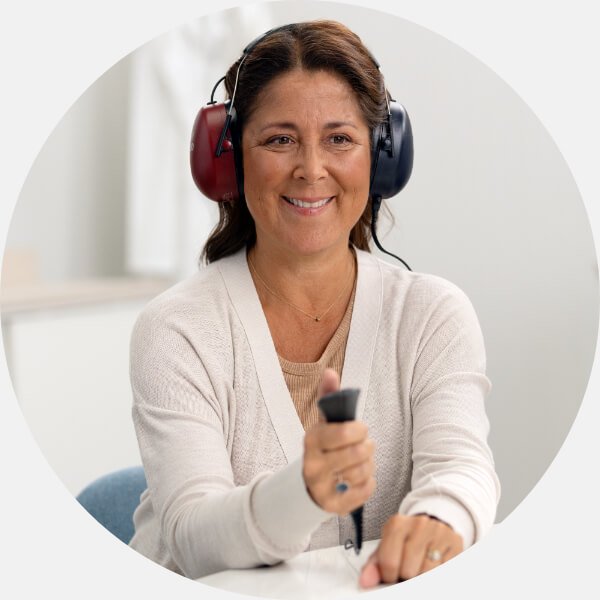 Kobieta podczas testu słuchu w gabinecie audiologicznym.