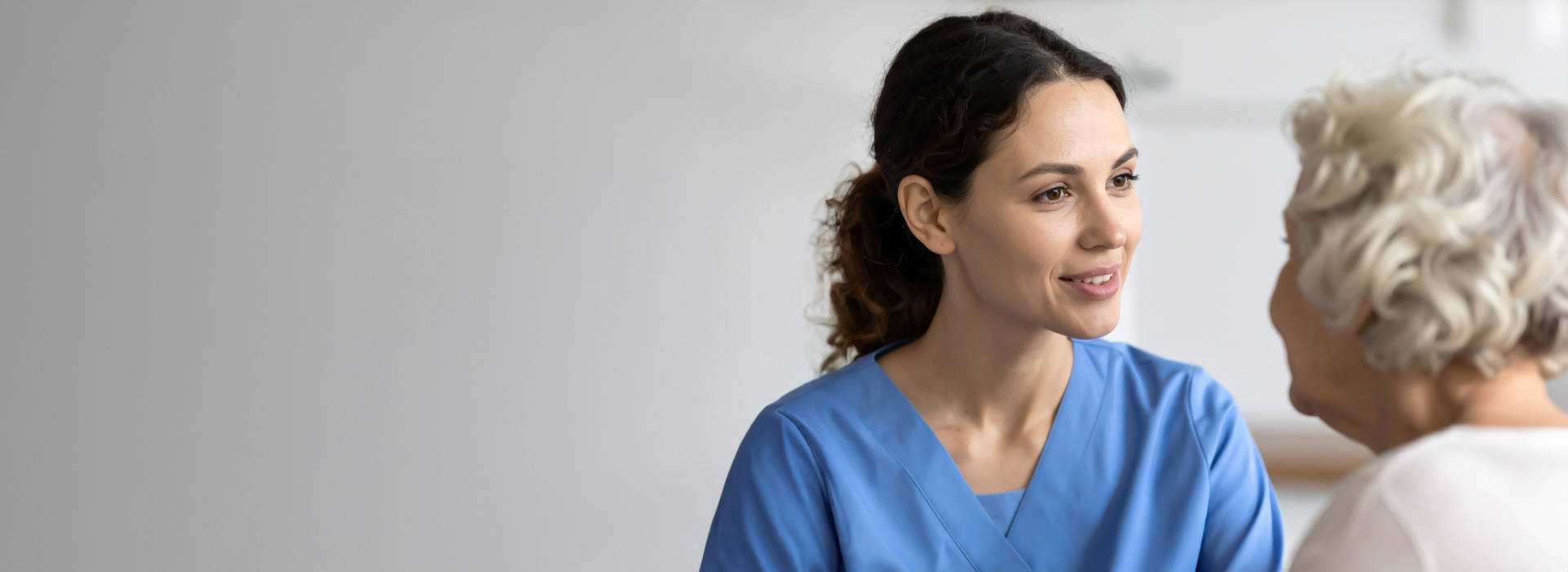 Krew z ucha – przyczyny, objawy i pomoc.