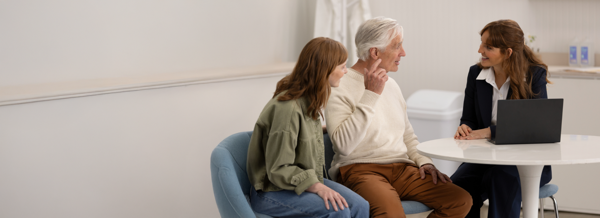 mężczyzna podczas wizyty porusza temat zawału ucha ze specjalistą.