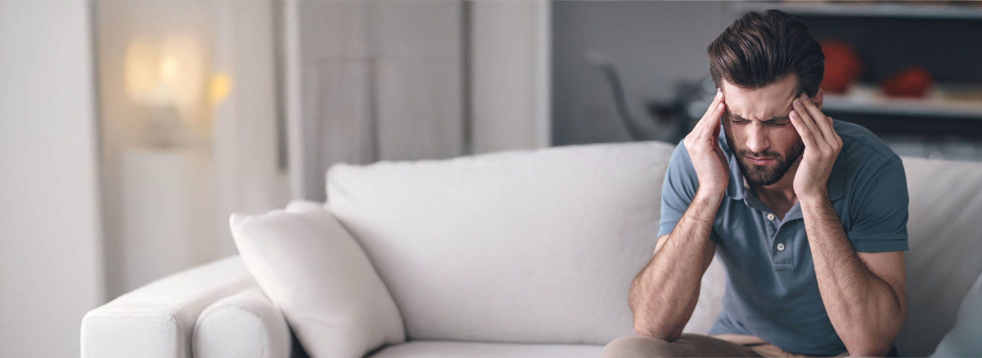 Mężczyzna doświadcza silnego bólu ucha.