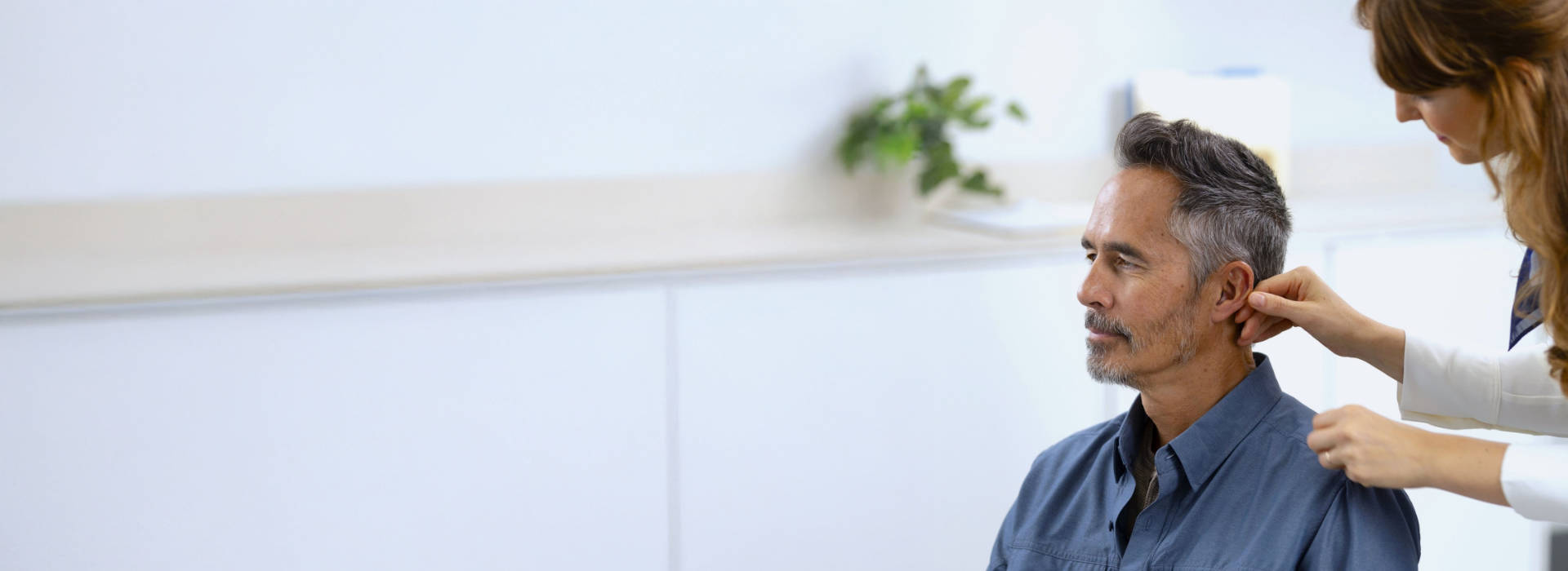 Konsultacja z protetykiem słuchu w gabinecie Audika.