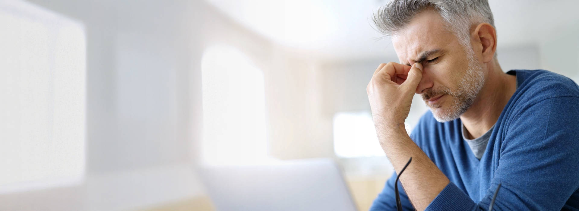 Mężczyzna doświadcza perforacji błony bębenkowej w uchu.