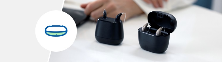 Akcesoria Oticon Intent™ – ładowarka do aparatów słuchowych wraz z etui mieszczącym dwa aparaty.