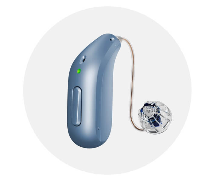 Aparat słuchowy Bluetooth Oticon Intent™ miniRITE w kolorze niebieskim, z przeźroczystą wkładką douszną.