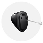 Niewidoczny aparat słuchowy Oticon Own™ IIC z dyskretnym designem.