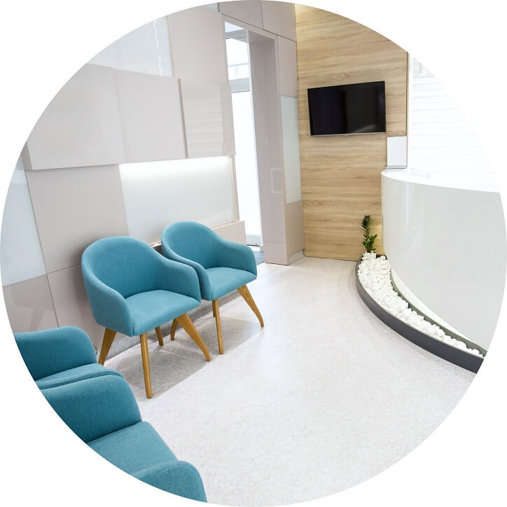 Nowoczesna i elegancka poczekalnia z wygodnymi fotelami w Centrum Medycznym Audika.