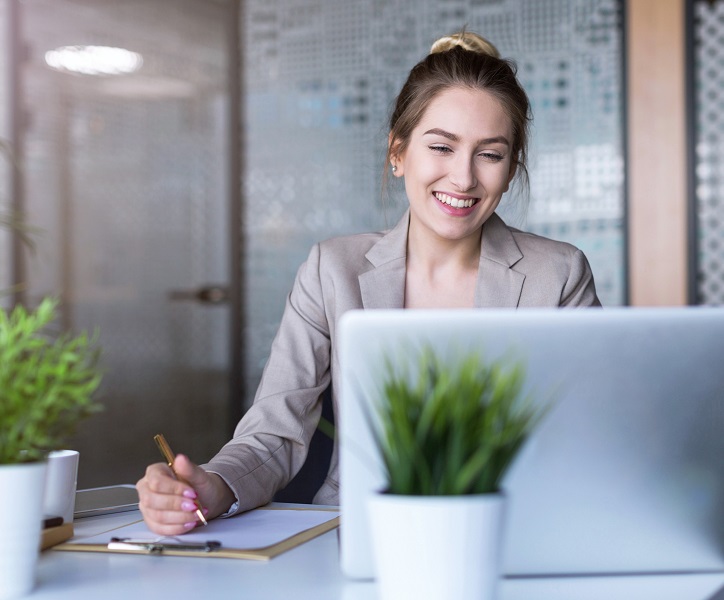 Kandydatka na specjalistkę Audika podczas rozmowy rekrutacyjnej online.