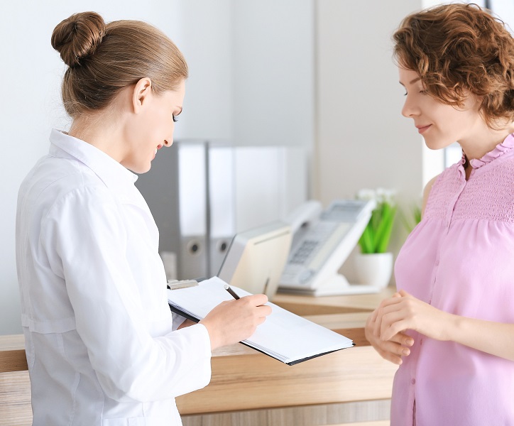 Specjalista na stanowisku rejestrator medyczny podczas pracy.