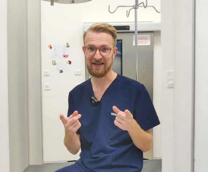 Lekarz laryngolog Tomasz Kolka w swoim gabinecie.