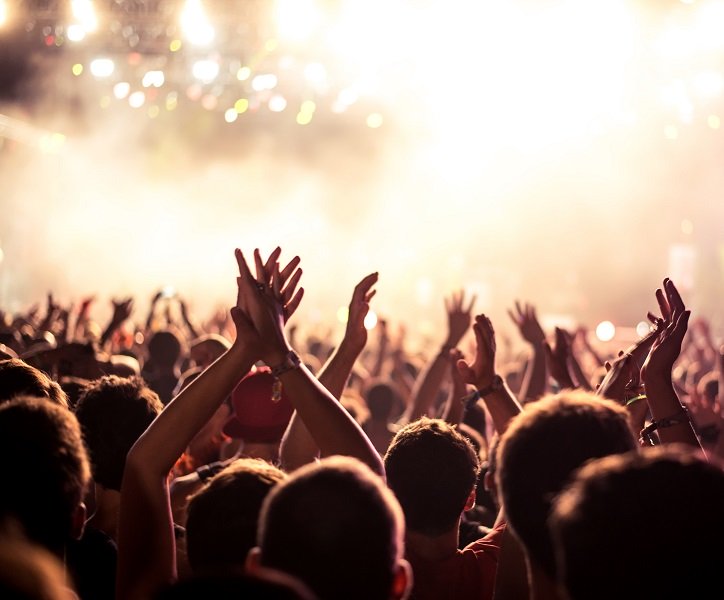 Zatyczki do uszu Audika LiveMusic™ na wymiar, idealne dla muzyków i fanów koncertów, zapewniające ochronę słuchu w głośnym otoczeniu.