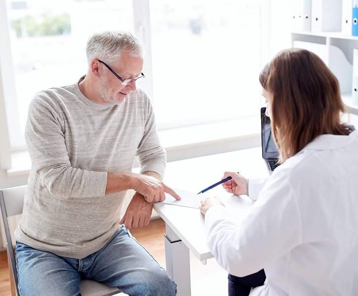 Specjalista na stanowisku doradca sprzedaży podczas pracy.