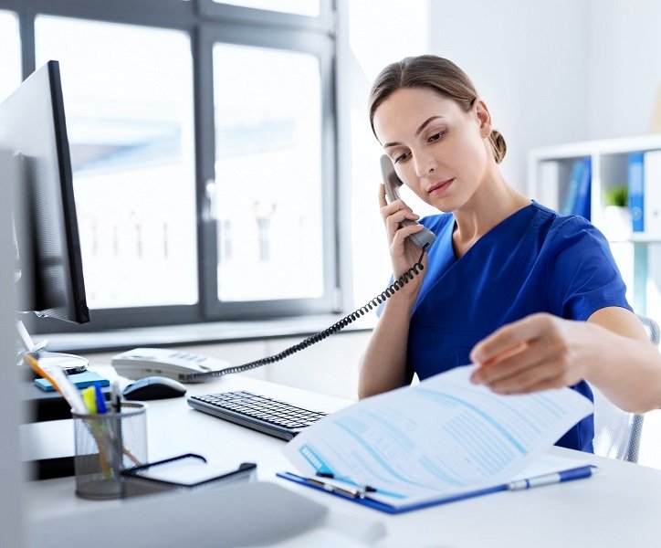 Specjalista obsługi pacjenta podczas pracy.