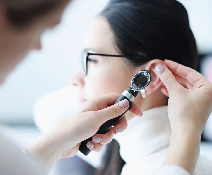 Specjalista na stanowisku protetyk słuchu podczas pracy.