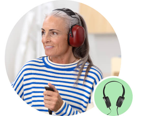 Kobieta w słuchawkach podczas badania słuchu w Audika.