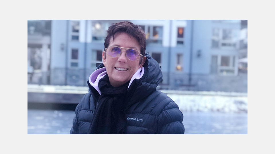  Sanna, nöjd kund hos Audika hörselklinik, delar sin hörselresa och betonar vikten av att söka hjälp i tid.