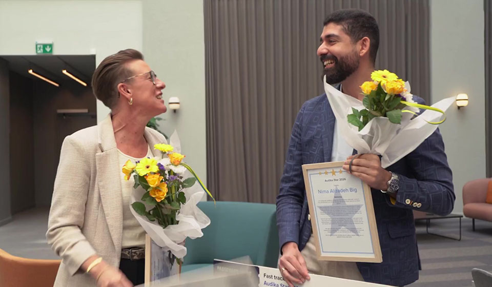 Anna och Nima, Audika Stars 2026 tittar på varandra