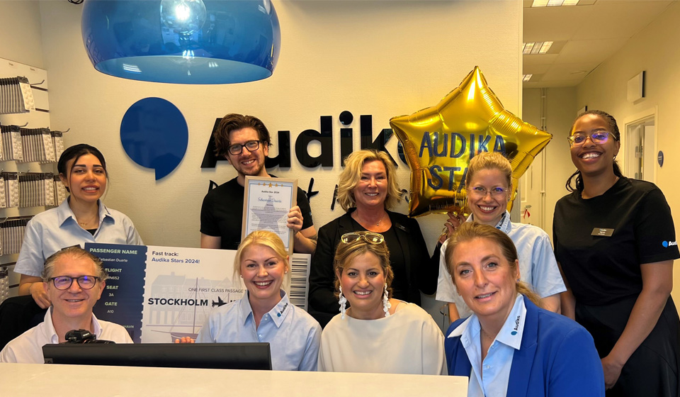 Bild på en av Audikas stars tillsammans med sitt team på klinik
