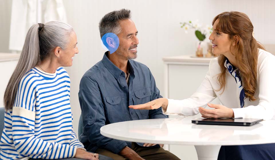 Ett par som besöker Audikas hörselklinik i Karlskoga