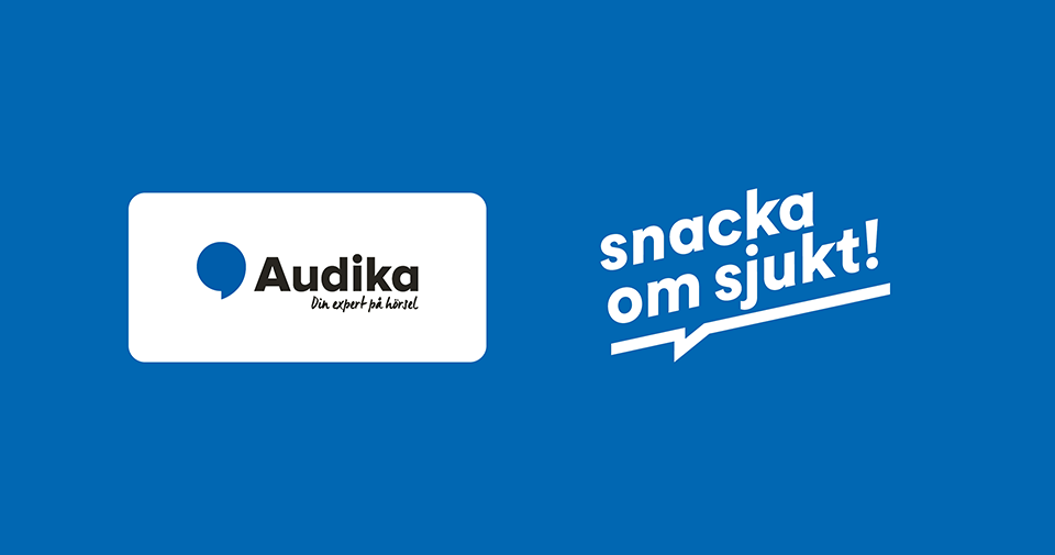 På bilden ser du Audikas och Snacka om sjukts logotyper mot en blå bakgrund. 