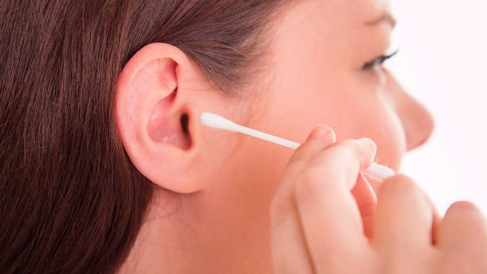  Rengör inte öronen med tops – om du har överflödigt öronvax är det bättre att kontakta en vårdcentral. Audika förklarar varför.