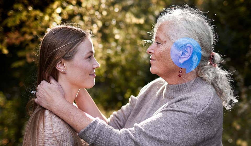 Kvinna som pratar med sin dotter under världshörseldagen