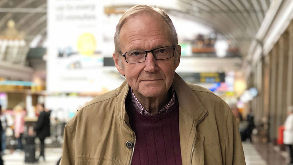  Nöjd kund Stig på en livlig tågstation.