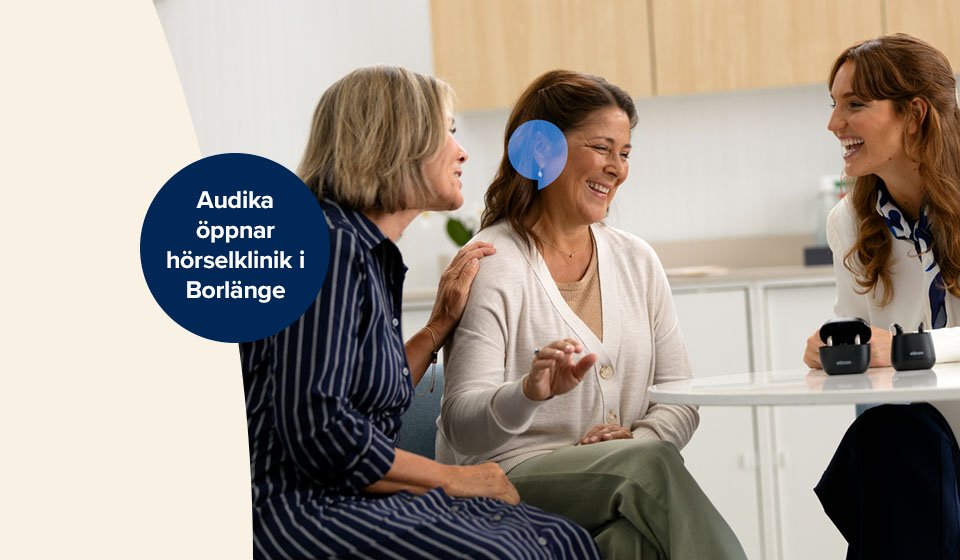  Två kvinnor besöker Audikas hörselklinik i Borlänge och samtalar med en audionom.