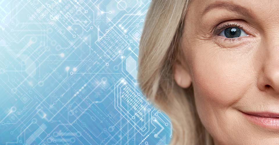  Kvinna med blont hår framför en teknologisk bakgrund i blått.