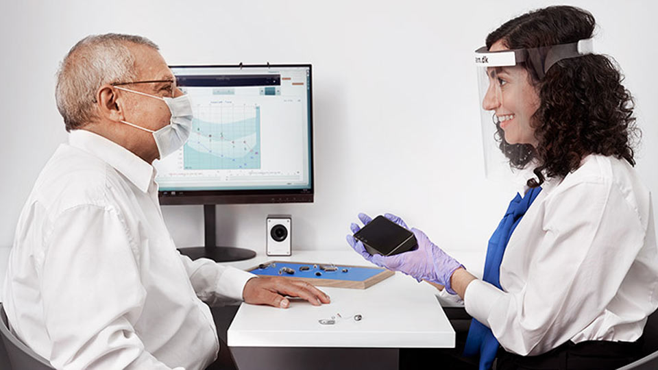  Audikas legitimerade audionomer hjälper dig att hitta rätt hörapparat genom professionella hörseltest på hörselkliniken i Tyresö.