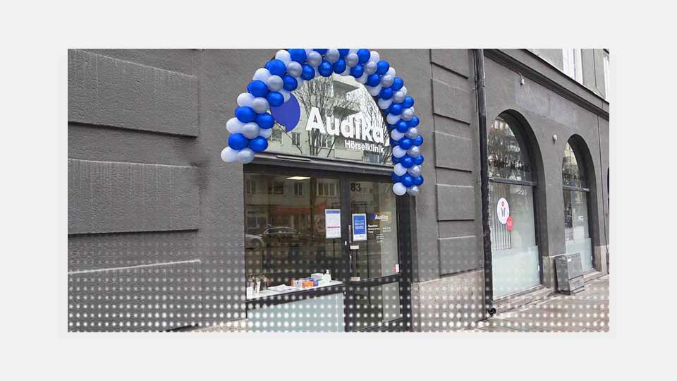 Hörselklinik på Sveavägen dekorerad med blå och vita ballonger för att fira 20-årsjubileum