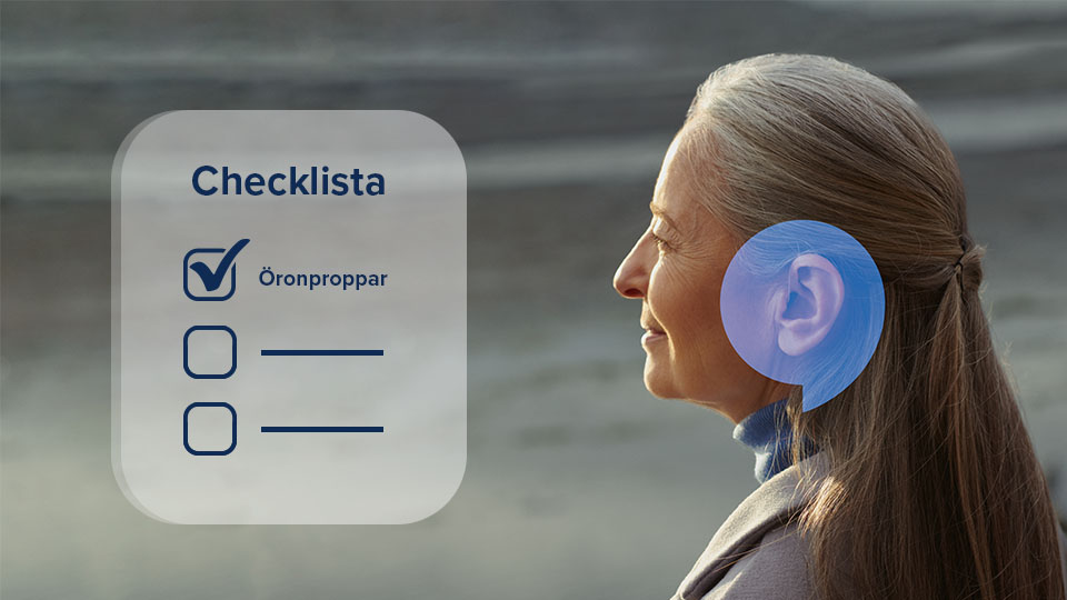  Kvinna vid havet med förstärkt bild av öra och checklista som betonar användning av öronproppar för att skydda hörseln.
