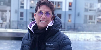  Sanna, nöjd kund hos Audika hörselklinik, delar sin upplevelse om hörselvård och vikten av att söka hjälp tidigt.