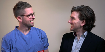 Sebastian och Efraim tittar på varandra och pratar om sambandet mellan hörsel och välmående