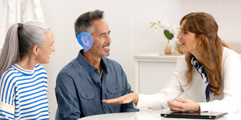 Kvinna och man som är hos audionom hos Audika