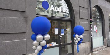  Audikas nyrenoverade hörselklinik på Sveavägen dekorerad med blå och silverfärgade ballonger utanför entrén