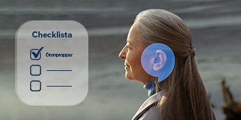  Kvinna med håret i hästsvans tittar på en checklista över tips för att förbättra hörsel.