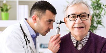  Man utför hörselscreening på äldre man under Audikas hörseldag i Stockholm.