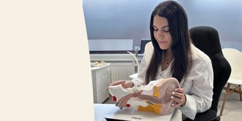  Audionom Nora från Audika visar upp en hörapparat på den nyöppnade hörselkliniken i Falun