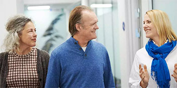  Audionom samtalar med patienter på Audikas hörselklinik i Södertälje.