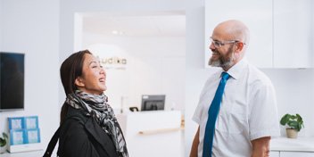  Audionom välkomnar kund på en av Audikas hörselkliniker i Örebro eller Gävle.