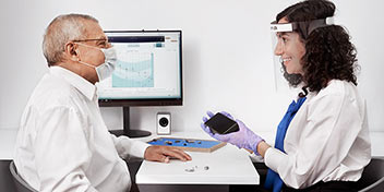  En audionom tillsammans med en patient som gjort ett hörseltest och hörapparatutprovning i Tyresö.