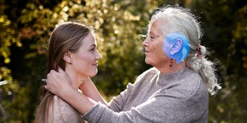 En dotter och henne mamma som har ett samtal under världshörseldagen