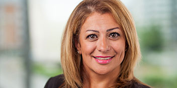  Audikas nya VD Mahsa i professionell miljö