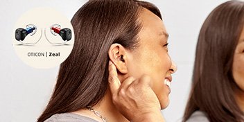 Kvinna som har en hörapparat som sitter i örat - Oticon Zeal