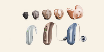 Olika hörapparater i olika modeller och färger