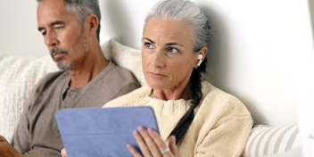 Kvinna som gör hörseltest online på audika.se