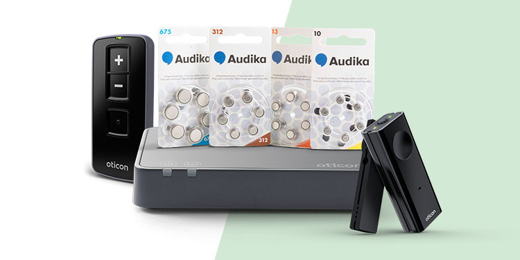 Olika hörselhjälpmedel inklusive batterier, fjärrkontroll och streamingtillbehör från Oticon och Audika.
