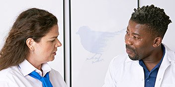  Två audionomer från Audika i samtal.