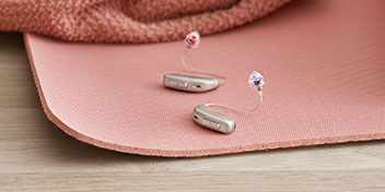  Bakom-örat-hörapparater placerade på en rosa yogamatta.